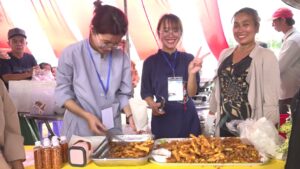 Tổ chức phiên chợ Quê Hương gây quỹ ủng hộ người khó khăn 0105