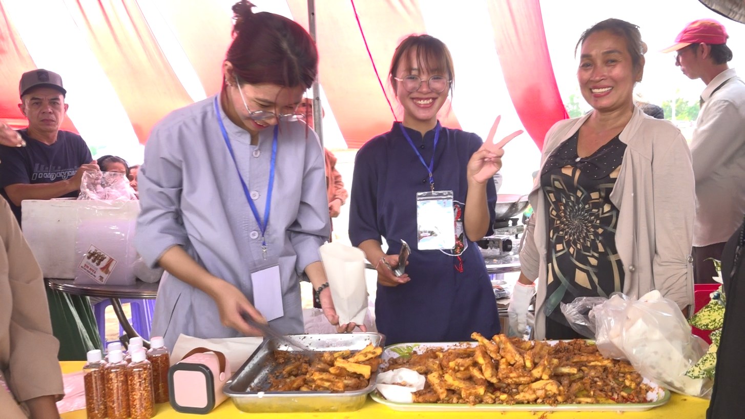 Tổ chức phiên chợ Quê Hương gây quỹ ủng hộ người khó khăn 0105